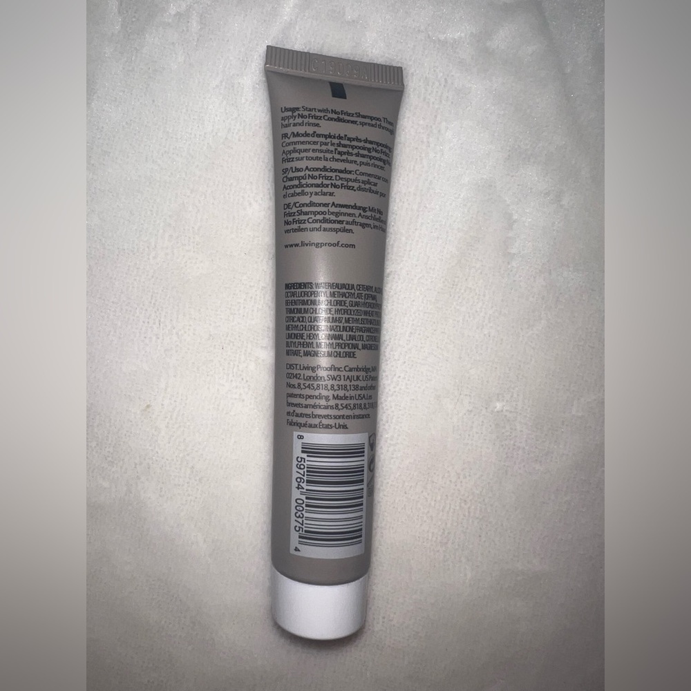 Living Proof Travel Haircare Set – Shampoo, Conditioner, Styling & Dry Shampoo - Picture 8 of 10